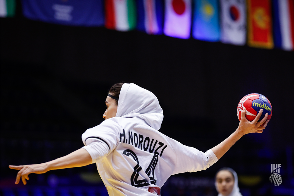 Iran player shooting