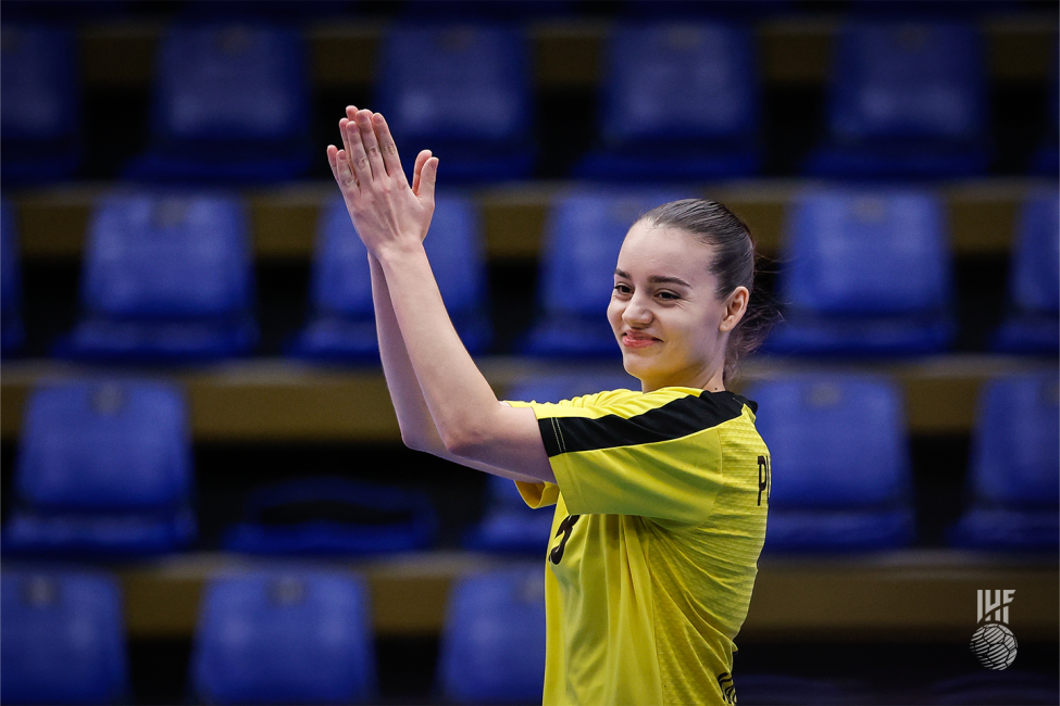 Kazakhstan player clapping