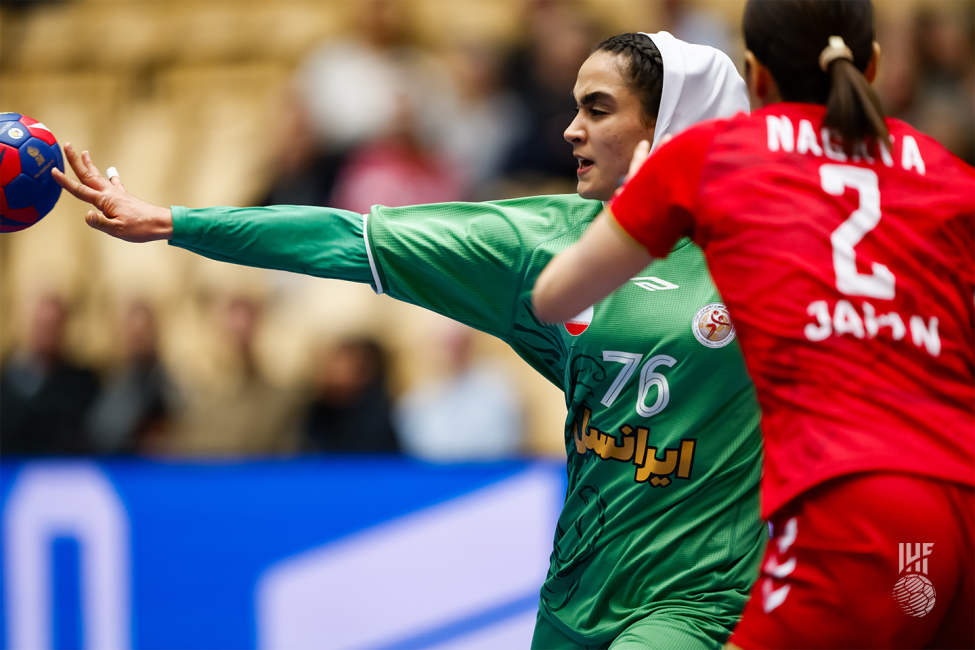 Iran player attacking