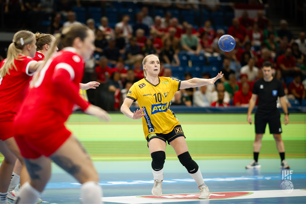 Sweden player passing the ball