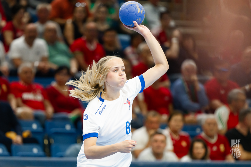 Great Britain player passing the ball