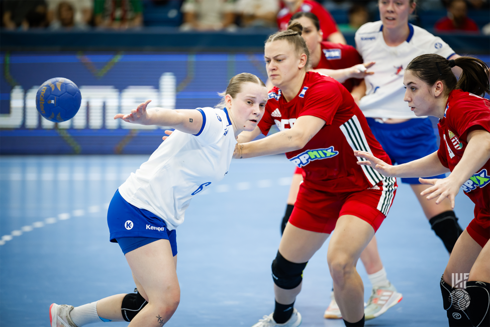 Great Britain player passing the ball