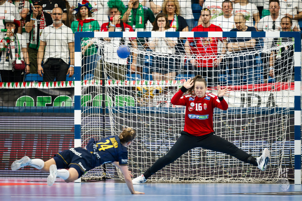 Hungary goalie during 7-metre throw