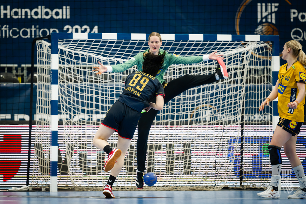 Sweden goalie during 7-metre throw