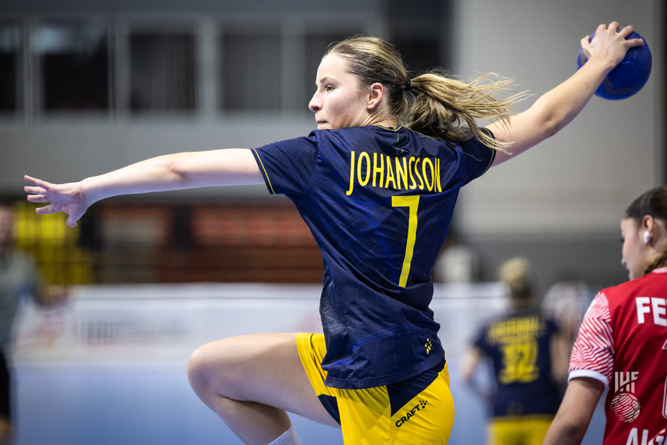 Sweden player shooting