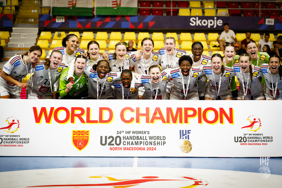 France players with the trophy