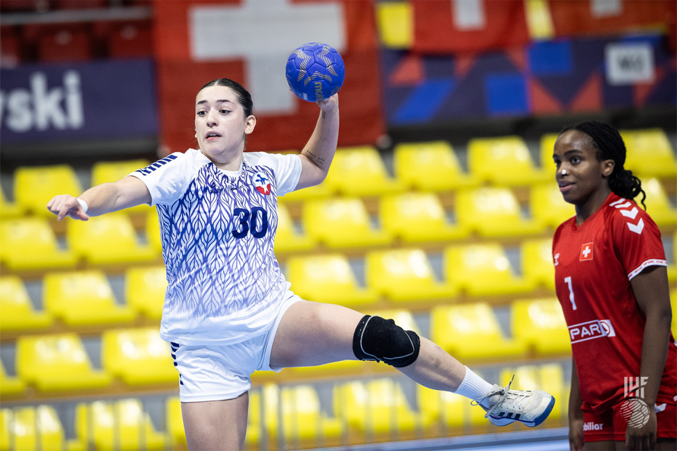 Chile player shooting