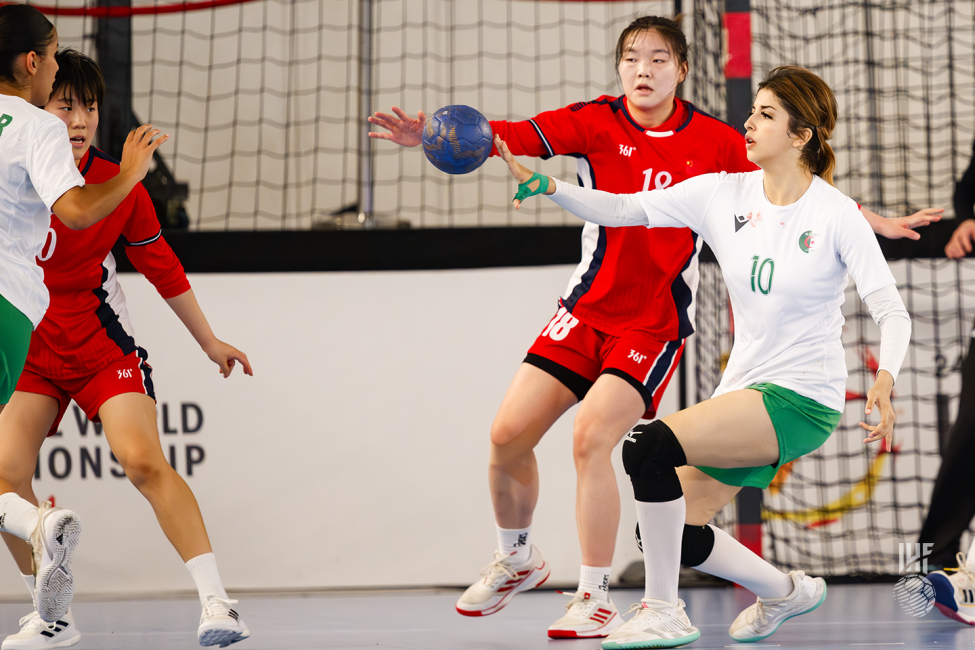Algeria player passing the ball