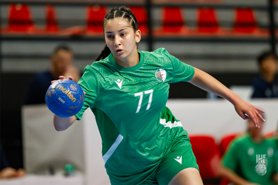 Algeria player passing the ball