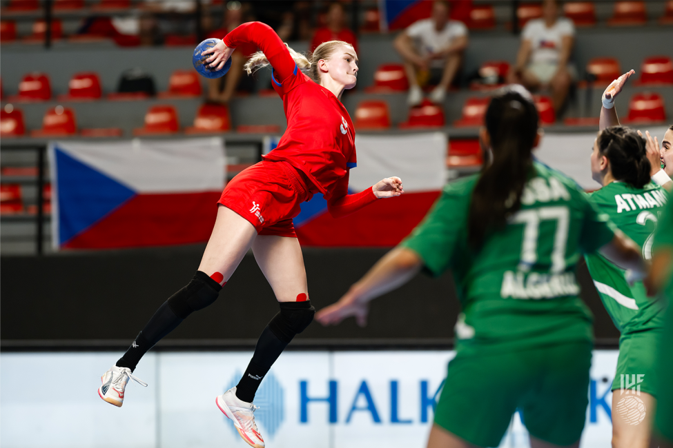 Czechia player shooting
