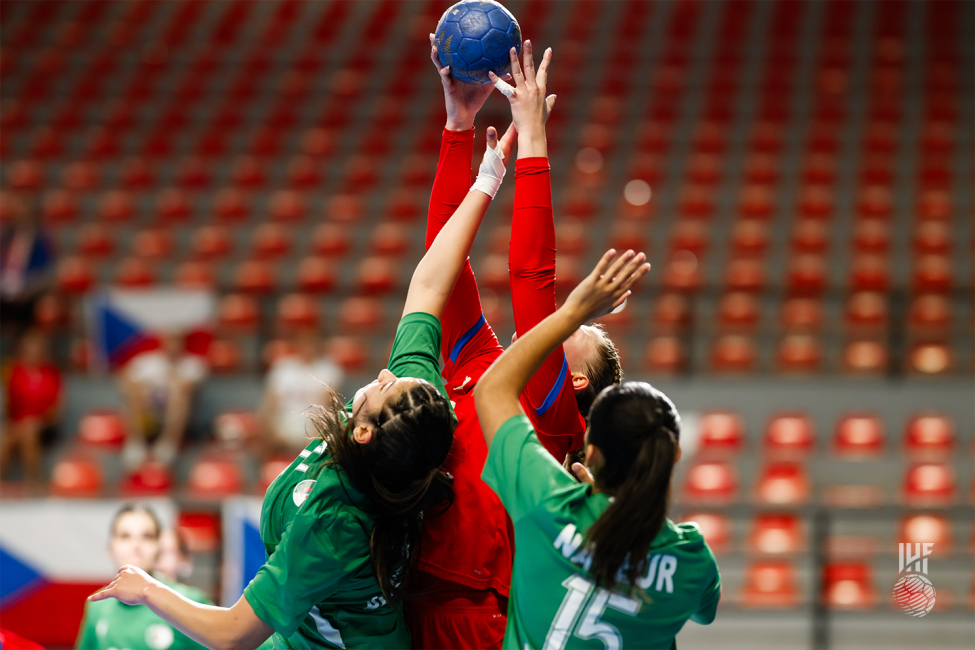 Czechia player catching the ball
