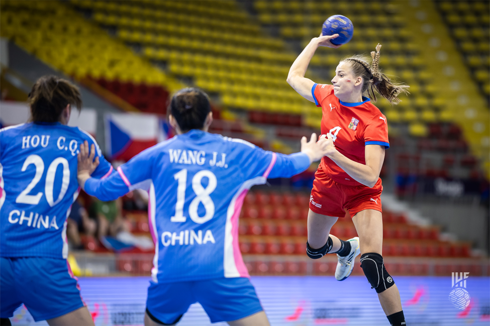 Czechia player shooting