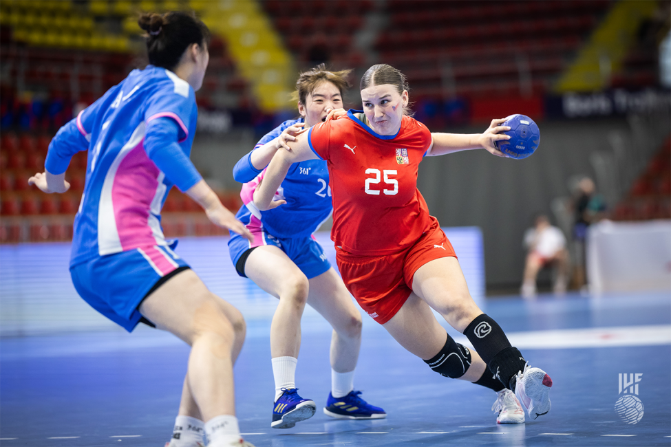 Czechia player attacking