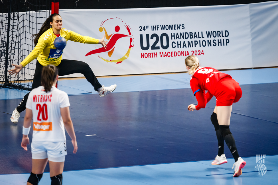 Czechia player shooting