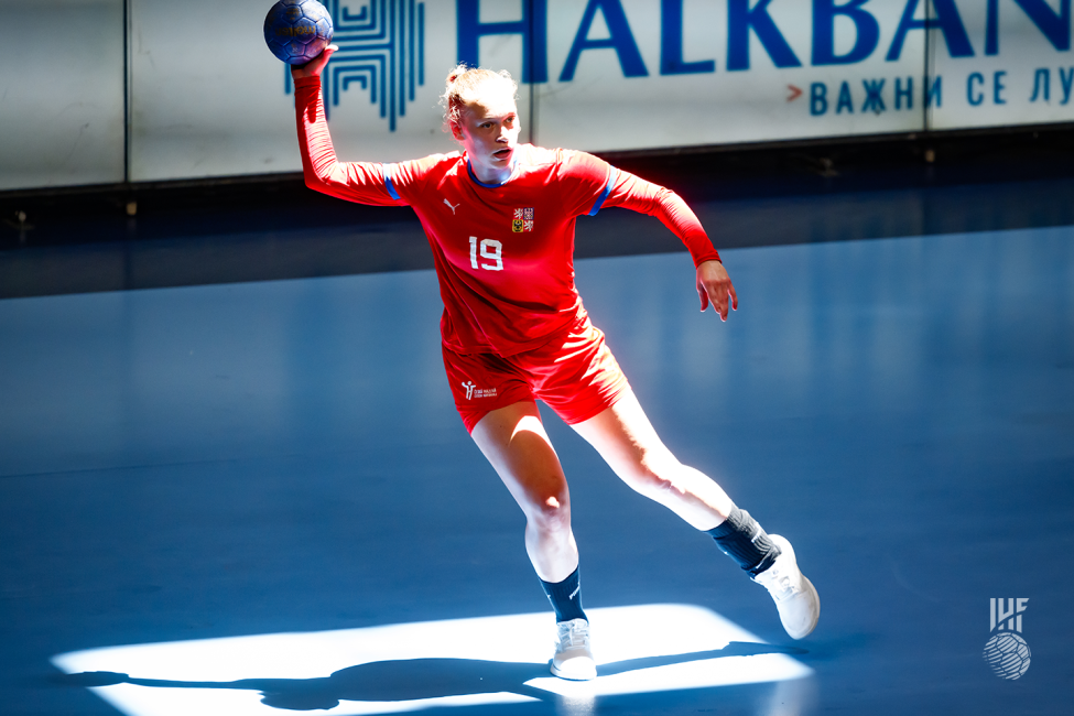 Czechia player shooting
