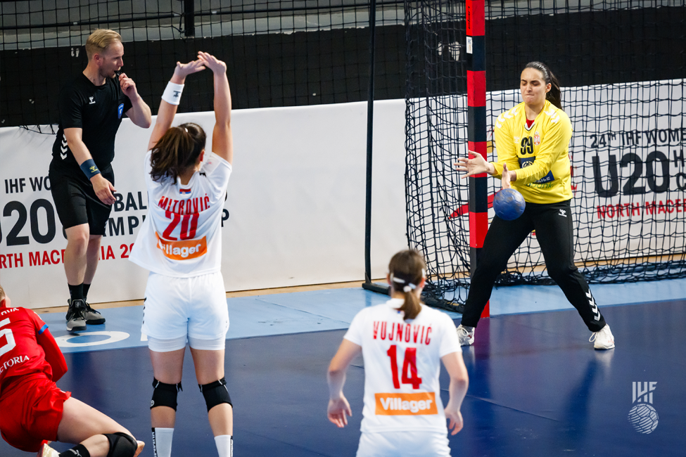 Czechia player shooting