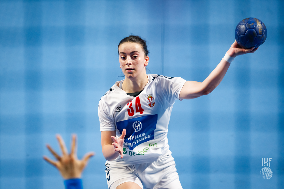 Serbia player shooting