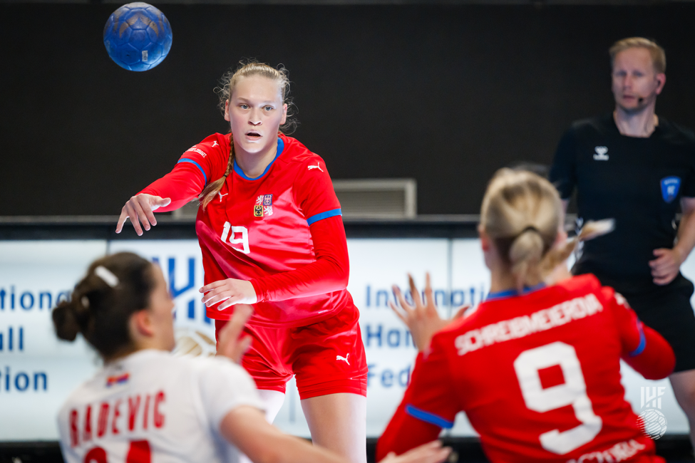 Czechia player passing