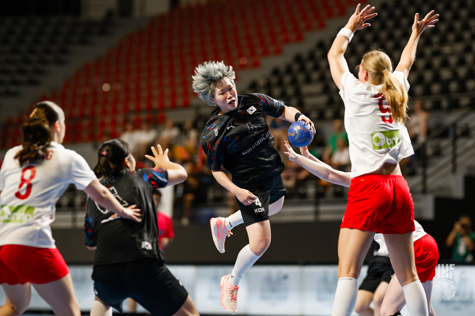Rep. Of Korea player attacking