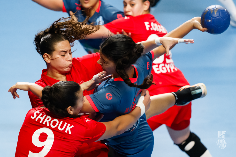 Tunisia player attacking