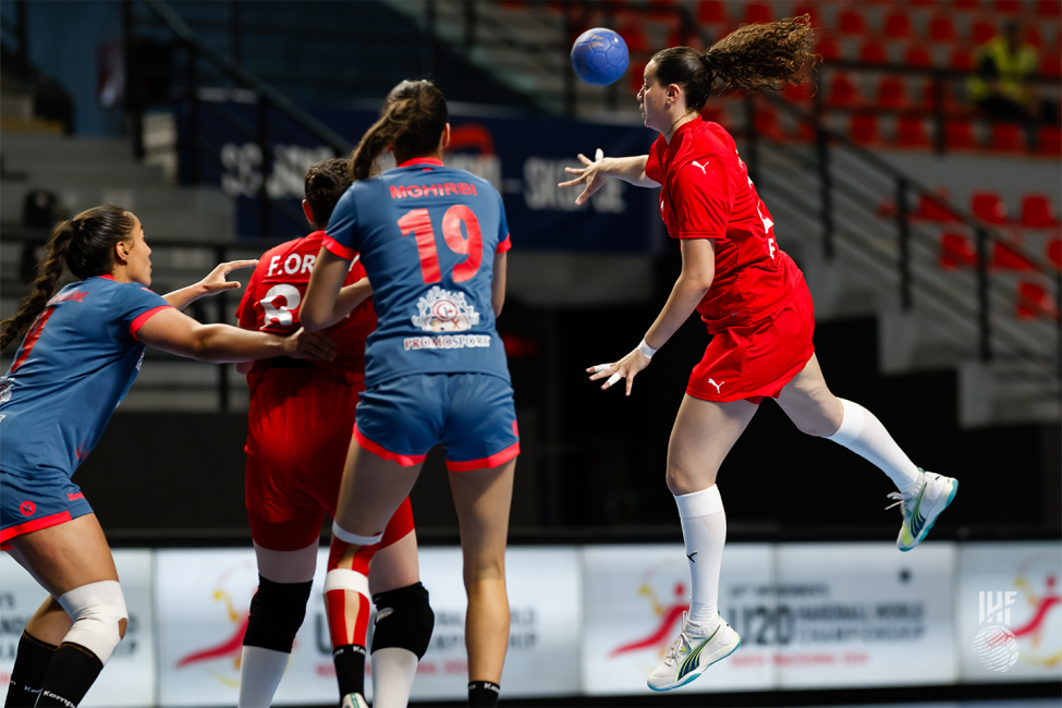 Egypt player passing the ball