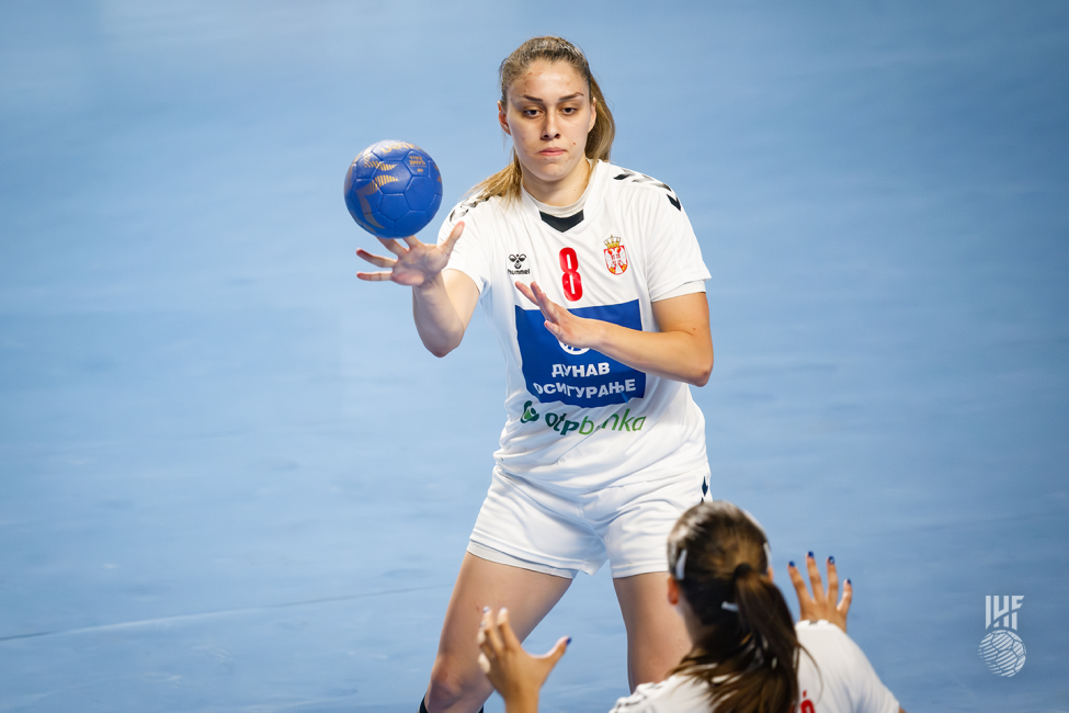 Serbia player passing
