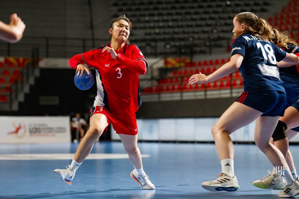 China player attacking