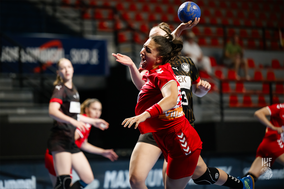 Serbia player shooting