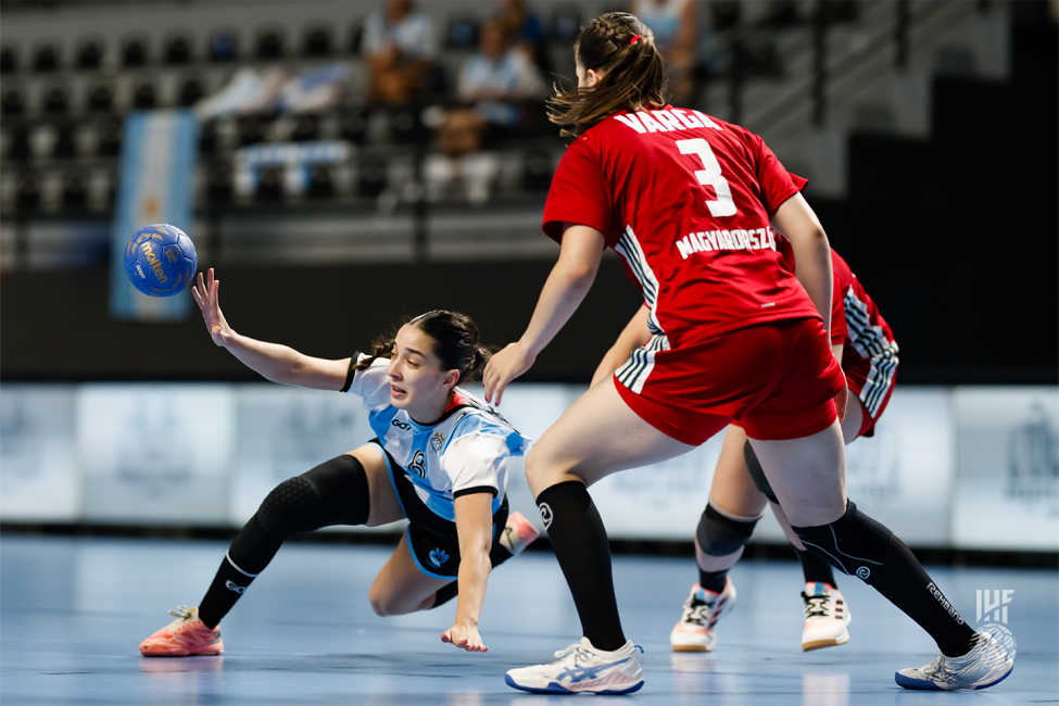 Argentina player passing the ball
