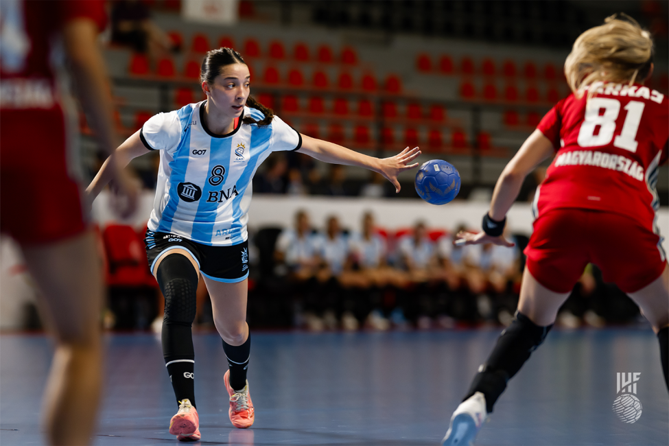 Argentina player passing