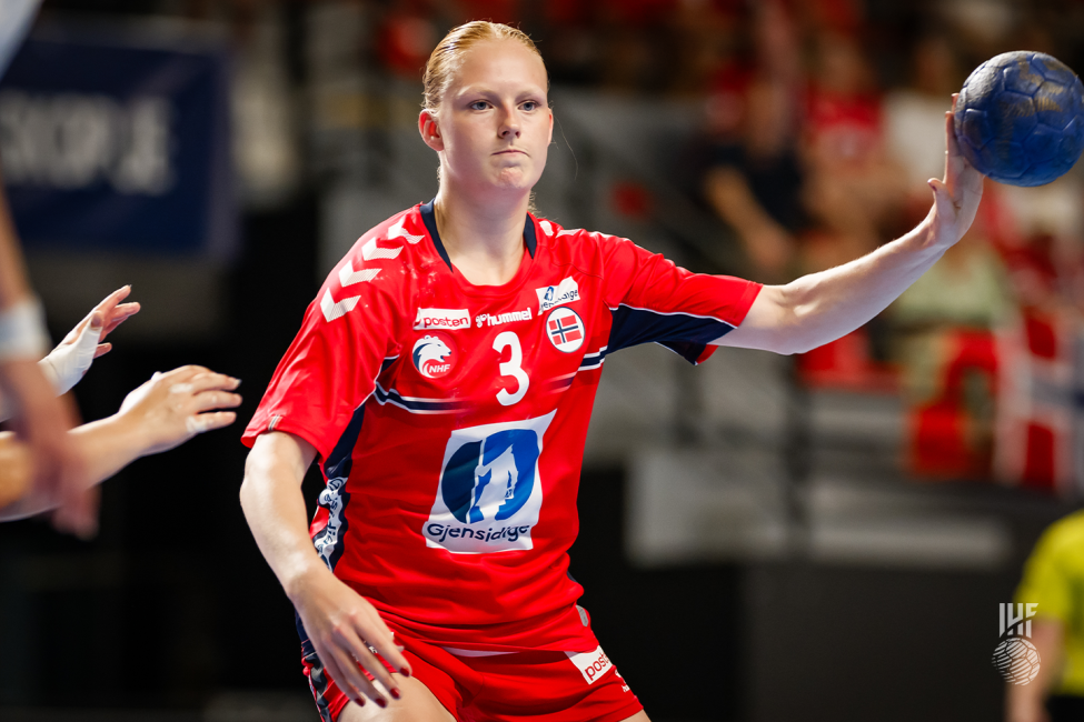 Norway player passing