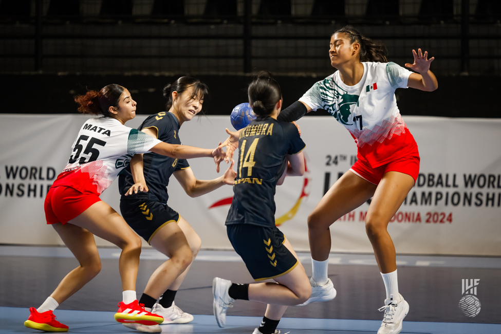 Japan player passing