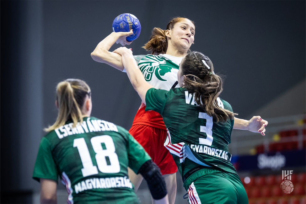 Mexico player shooting 