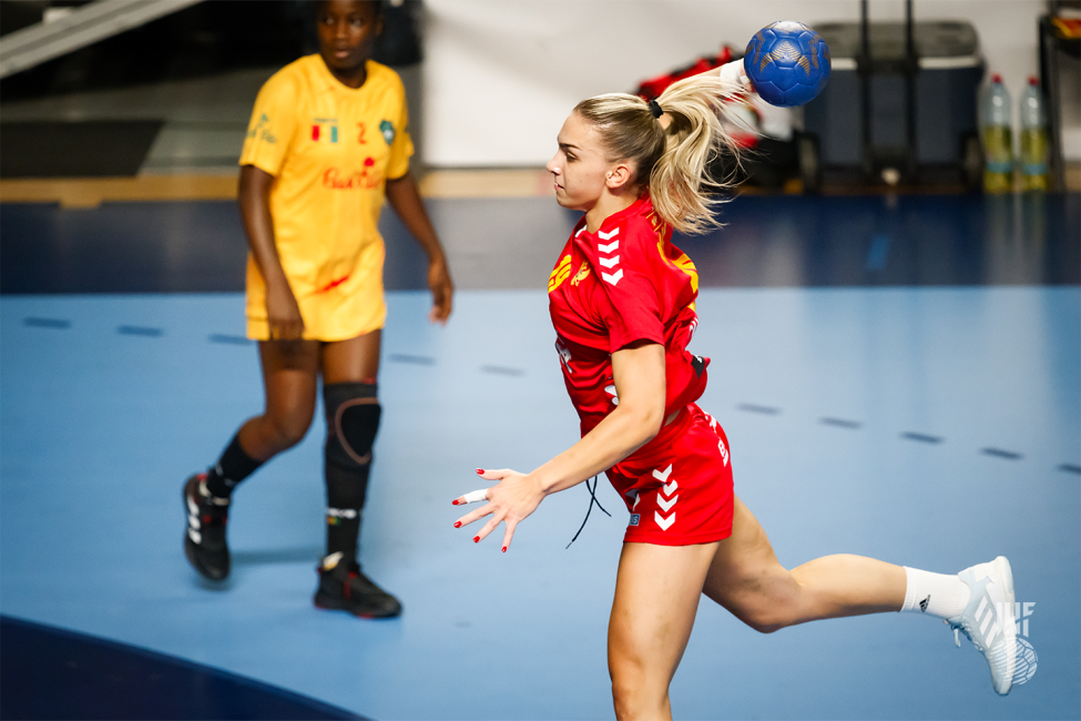 Montenegro player shooting