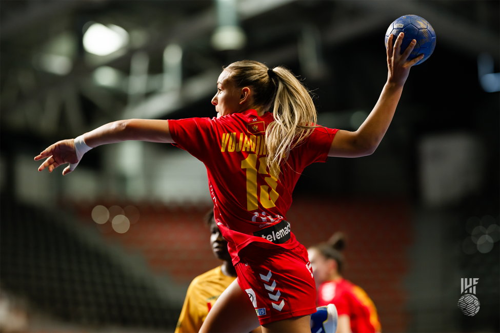 Montenegro player shooting