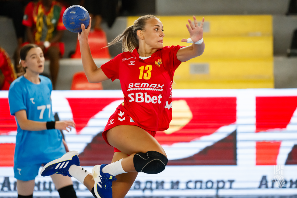 Montenegro player shooting