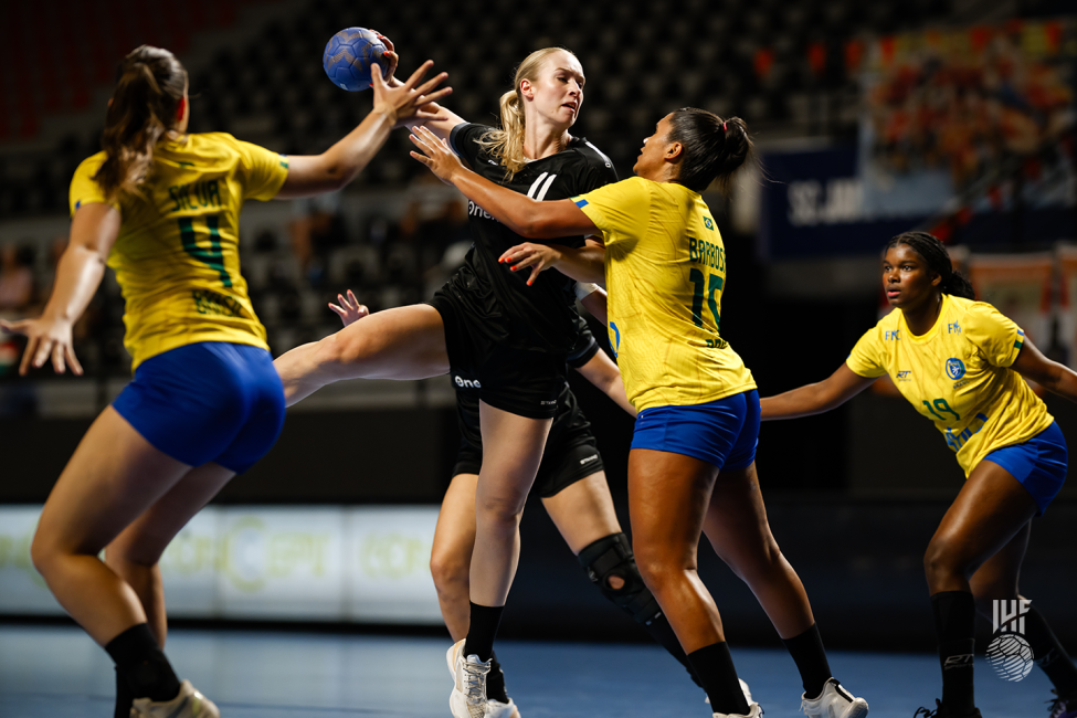 Netherlands player shooting
