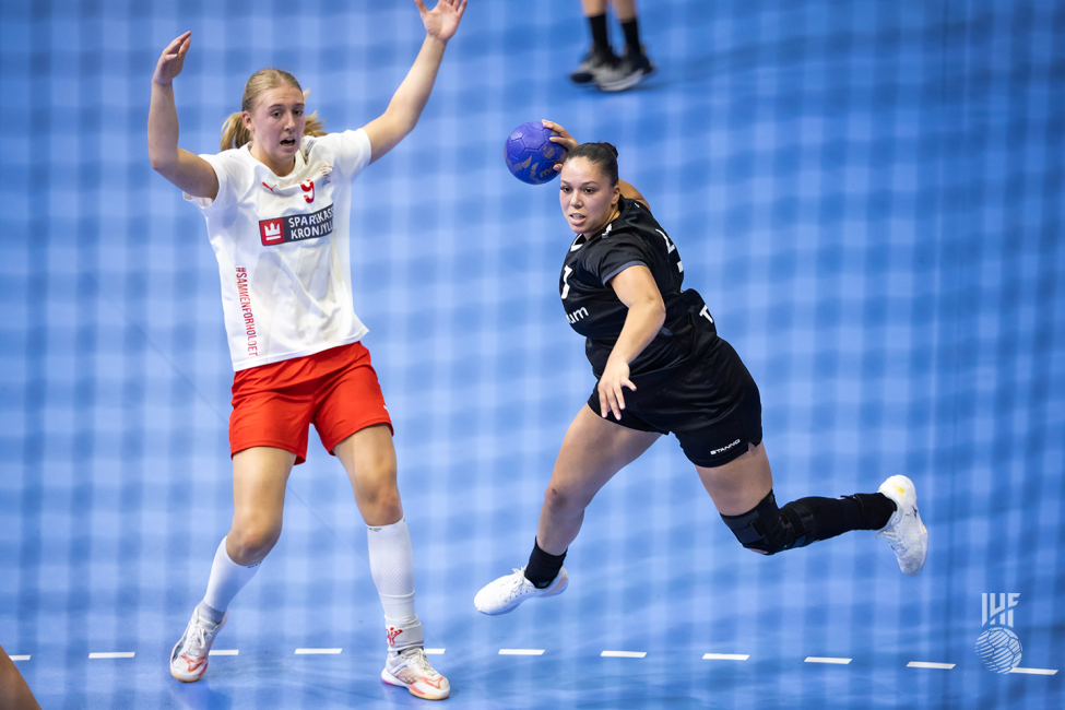 Netherlands player shooting