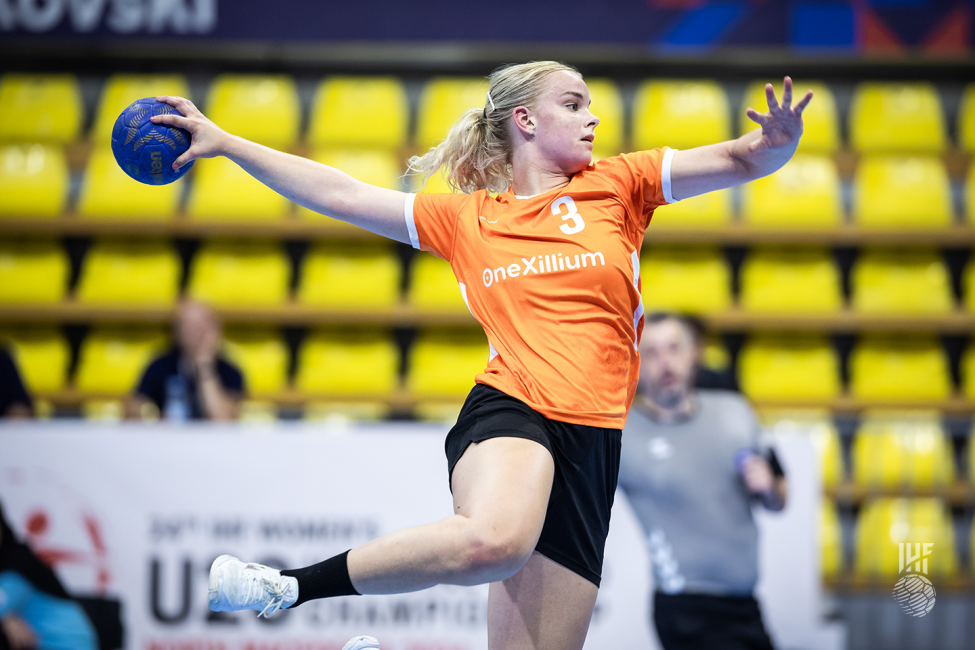 Netherlands player shooting