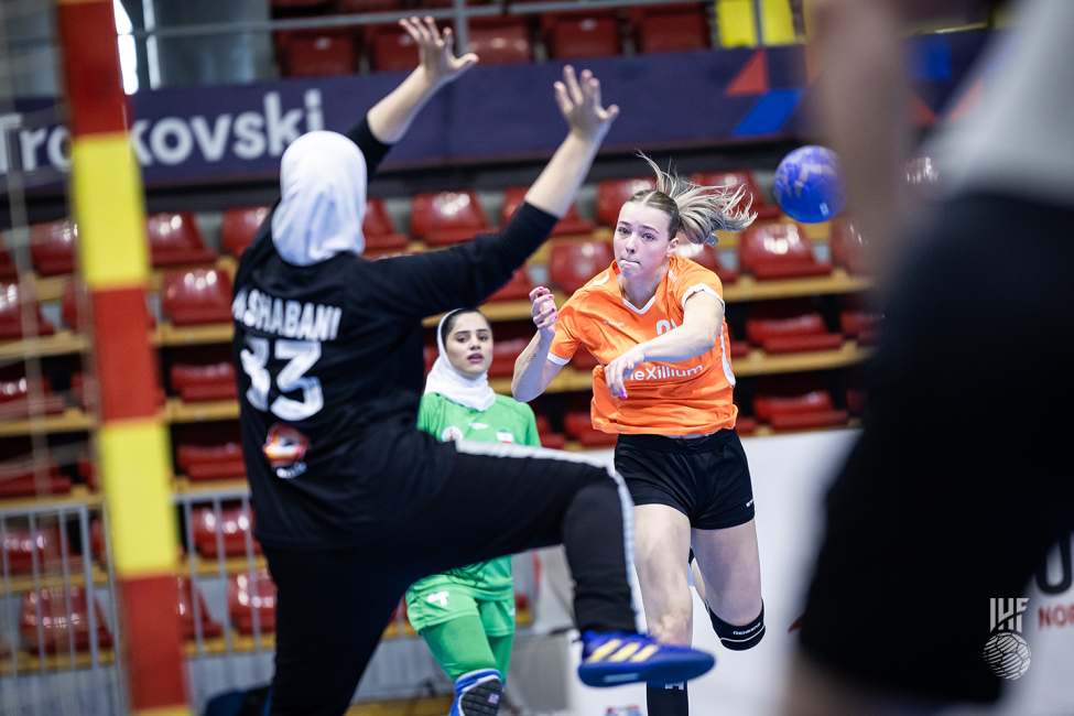 Netherlands player shooting