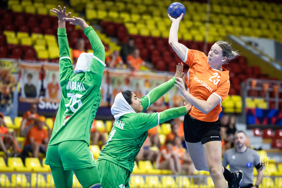 Netherlands player shooting