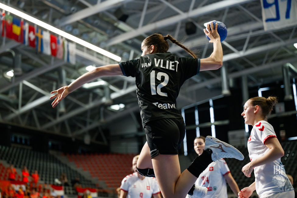 Netherlands player shooting