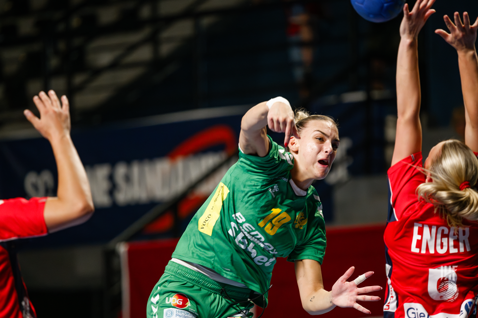 Montenegro player shooting