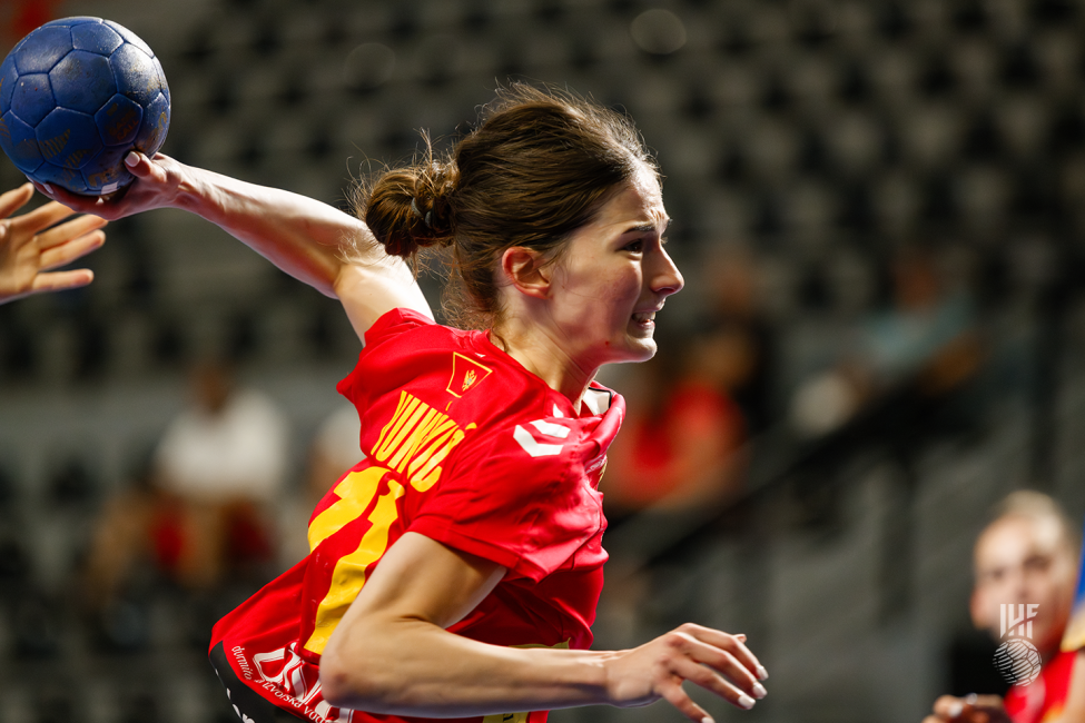 Montenegro player shooting