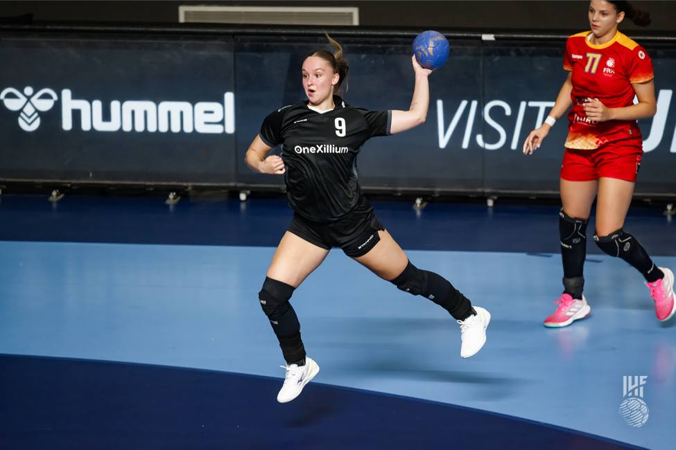 Netherlands player shooting