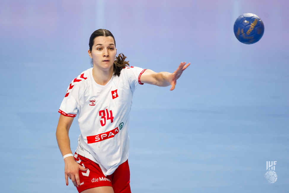 Switzerland player passing