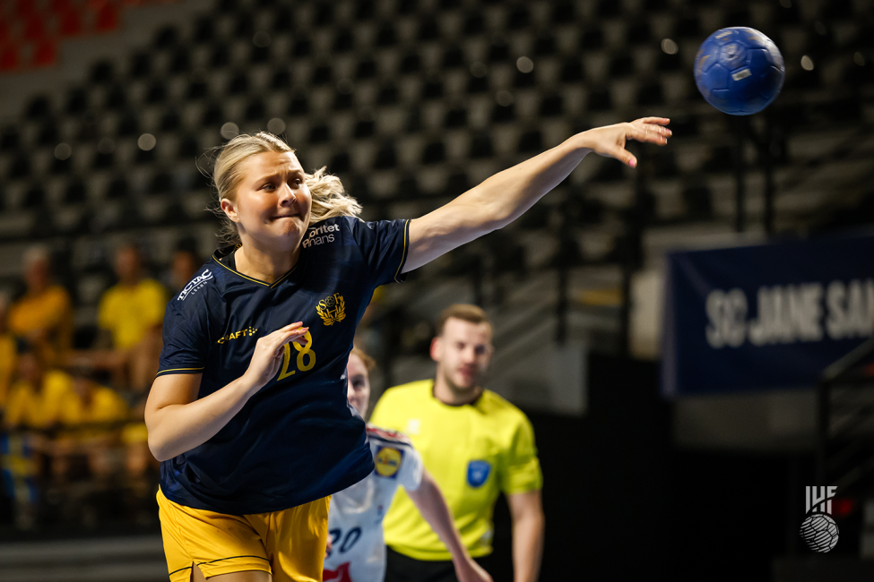 Sweden player shooting