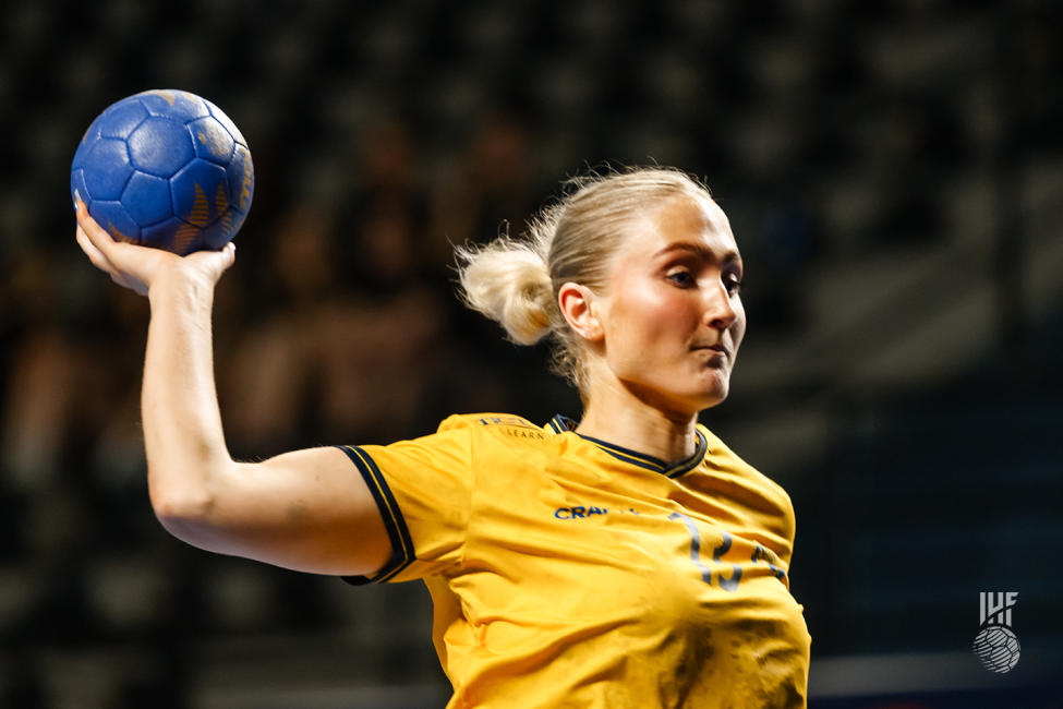 Sweden player shooting