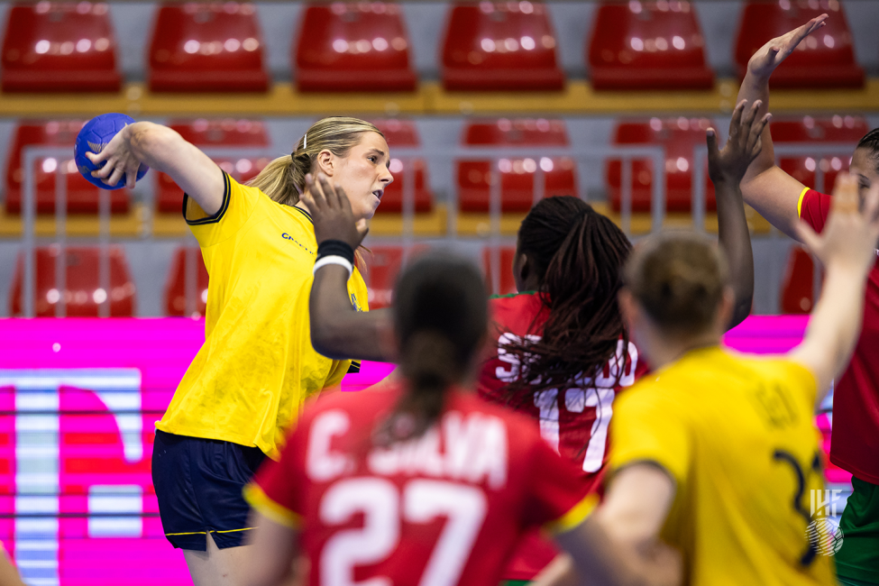 Sweden player shooting