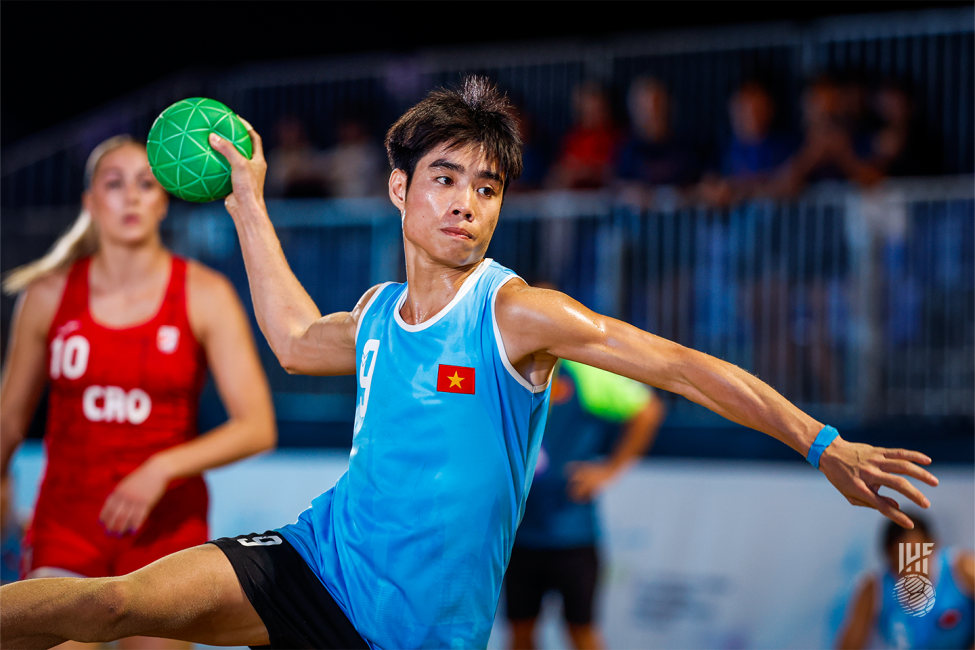 Vietnam player shooting